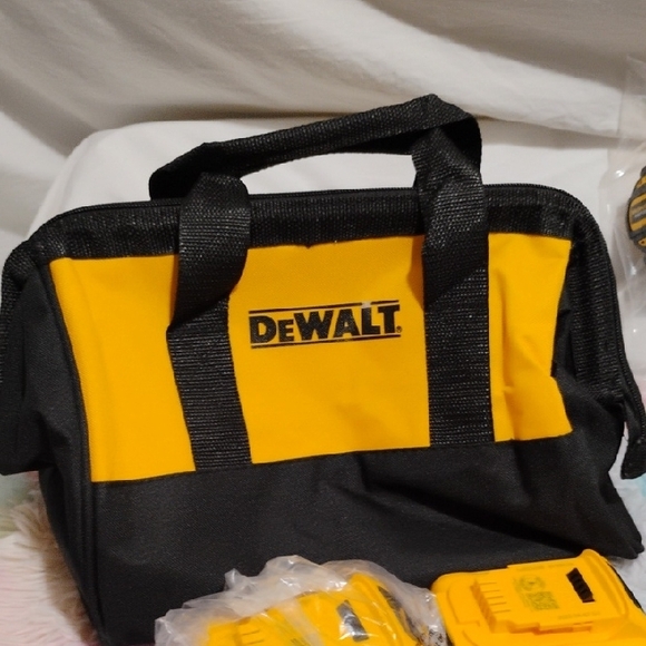 SALE! NWOT DeWalt 20V Max Hammer Drill Driver Multiple Speed 2Batteries Charger - Picture 11 of 12